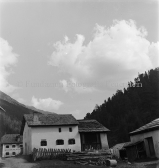 Häuser und Schuppen von Dorf an Feldstrasse, Wolken