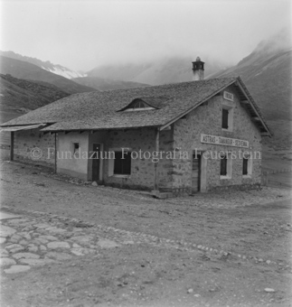 Steinhaus, erbaut 1934, beschriftet mit «Astras - Tamangur - Sesvenna»