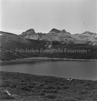 Bergsee, hinten Berggipfel
