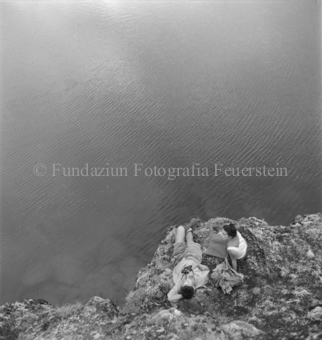 Mann und Frau an Bergseeufer, von oben fotografiert