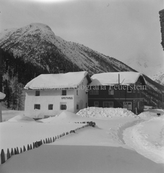 Verschneites Gasthaus, schneebedeckte Berge