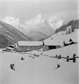Eingeschneites Dorf, von ausserhalb fotografiert