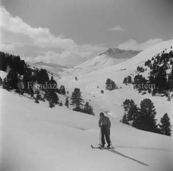 Skitourengängerin Berghang hinaufsteigend