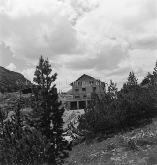 Gasthaus auf Ofenpass hinter Arven