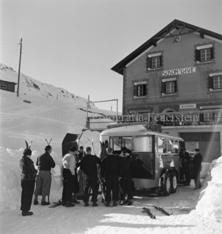 Gasthaus auf Ofenpass, Skitourengänger bei Bus mit Winterketten