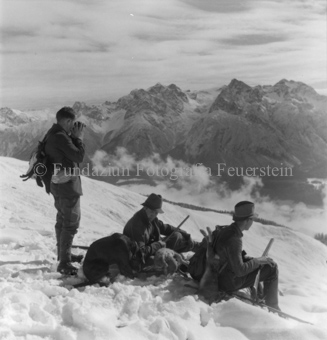 Jäger auf Skis, geschossener Hase und Hund