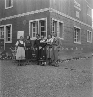 Gruppenfoto vor Pension Feuerstein