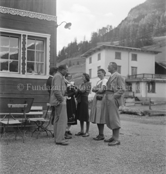 Menschengruppe bei Hausecke der Pension Feuerstein