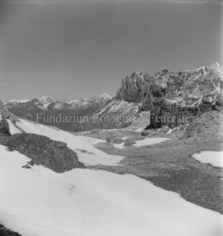 Berglandschaft, teilweise verschneit