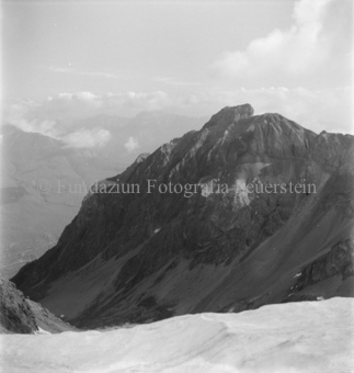 Berggipfel, von verschneiter Fläche fotografiert