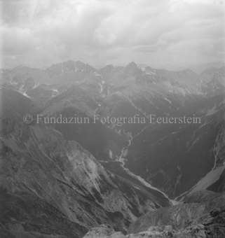 Blick in Bergtal mit Flüssen, bewölkt