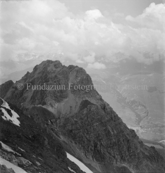 Berggipfel, ein wenig Schnee an Hang, Wolken