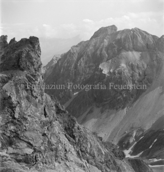 Berggipfel, dazwischen Moräne