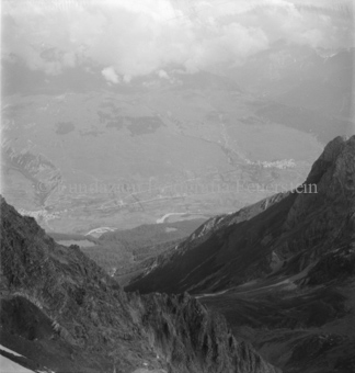 Blick von Berg auf Tal herunter, oben Wolken