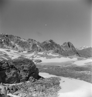 Fels, Gletschersee vor Bergkuppe