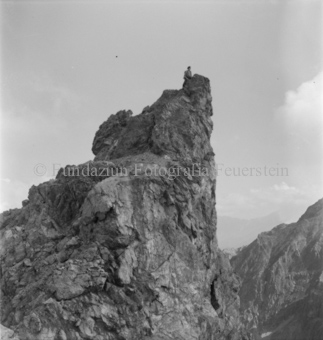 Mann auf Bergspitze oben