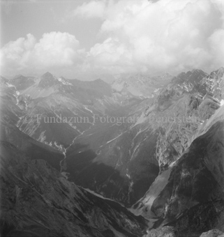 Blick auf Bergtal mit Flüssen, bewölkt