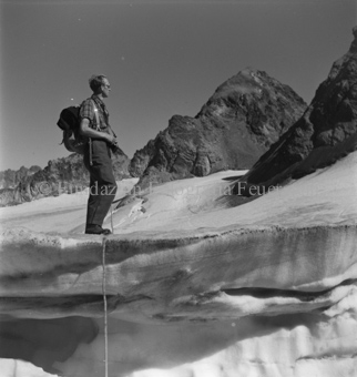 Bergsteiger mit Seil bei Gletscherspalte