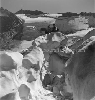 Zwei Bergsteiger auf Gletscher, Eisformation