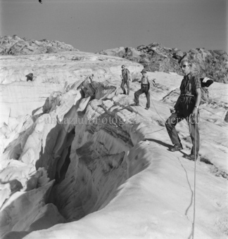 Drei Bergsteiger auf Gletscher, Eisspalte