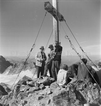 Fünf Menschen bei Bergkreuz, hinten Gletscher
