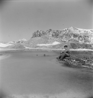 Knabe an gefrorenem Bergsee