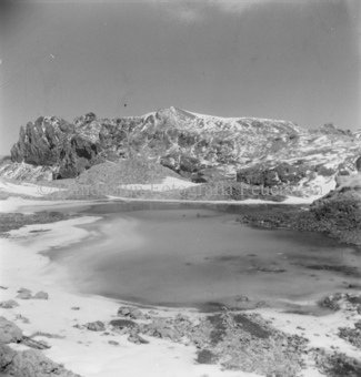 Gefrorener Bergsee