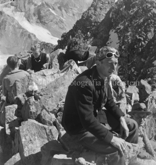 Auf Felsbrocken sitzende Bergsteiger, Berglandschaft
