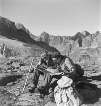 Zwei sitzende Bergsteiger, lesen Karte 