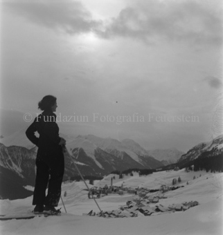 Skitourengängerin, Blick auf Ftan und Berge