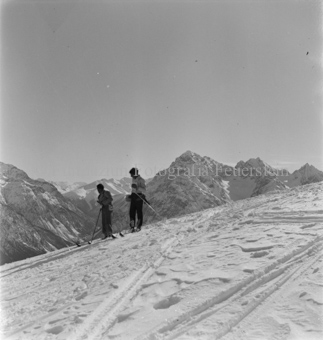 Zwei Skitourengänger an Hang, hinten Bergpanorama