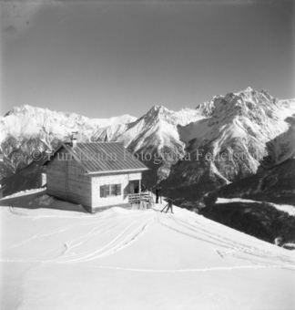 Skitourengängergruppe auf Veranda von Berghütte, Bergpanorama