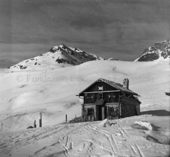Berghütte, Ski an der Wand