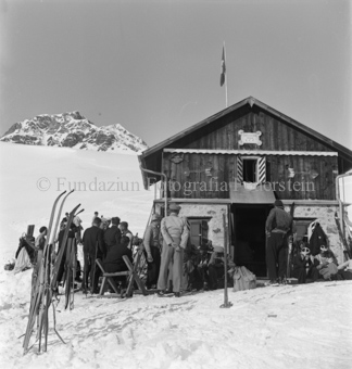 Grosse Gruppe Skitourengänger vor Berghütte «Schlivera Hütte»