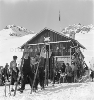 Grosse Gruppe Skitourengänger bei Berghütte «Schlivera Hütte», Ski im Boden oder an der Wand