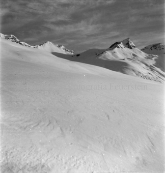 Schneelandschaft, hinten Berggipfel