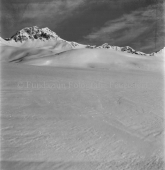 Schneelandschaft, hinten Berggipfel