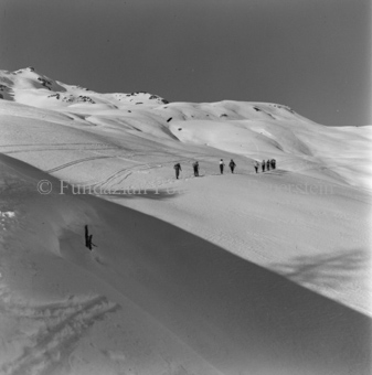Skitourengängergruppe Berghang entlang gehend