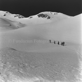 Skitourengängergruppe den Berg hinauf gehend