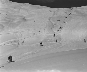 Schlepplift auf Skipiste, Skifahrer am Hang
