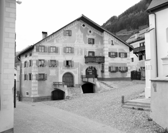 Doppelhaus mit reich verzierter Fassade an Platz im Dorf