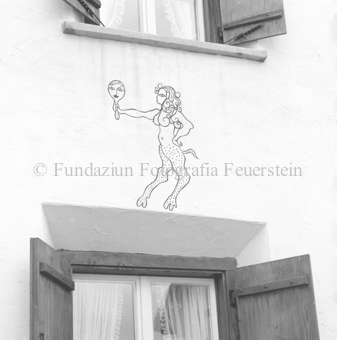 Weiblicher Faun mit Spiegelbild auf Fassade über Fenster