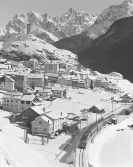 Dorfansicht Ardez im Winter mit Eisenbahn