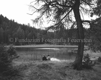 Zwei Personen beim Grünsee, rechts Baum