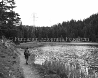 Mann läuft am Ufer des Grünsee, weitere Personen im Hintergrund