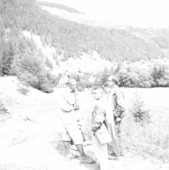 Vier Männer im Gespräch