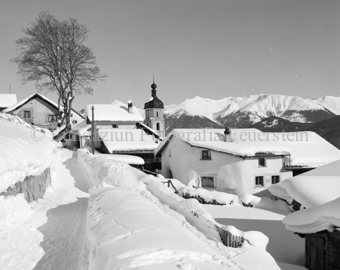 Dorfansicht Tschlin im Winter mit Kirche