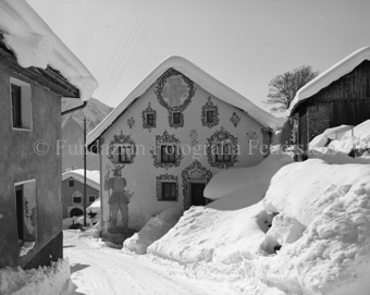 Haus mit Sgraffito, schneebedeckt