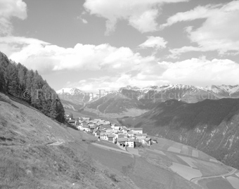 Dorfansicht Tschlin in Berglandschaft