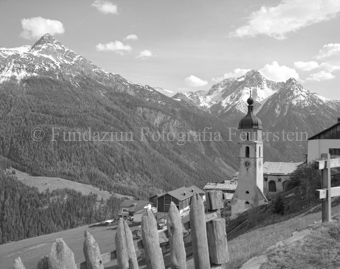 Kirche und Blick auf Berglandschaft